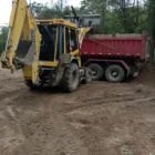Execução de serviços com equipamento na obra Santa Maura da VIX Construtora