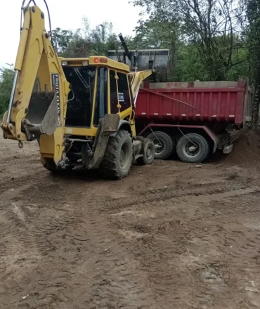 Execução de serviços com equipamento na obra Santa Maura da VIX Construtora