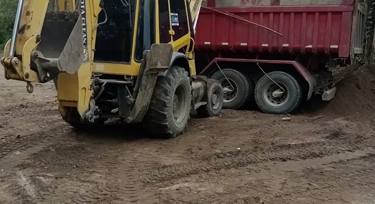 Execução de serviços com equipamento na obra Santa Maura da VIX Construtora