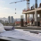 Etapas de uma obra representadas por planejamento técnico e construção em execução
