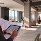 Profissional planeja reformas e adequações em uma edificação existente